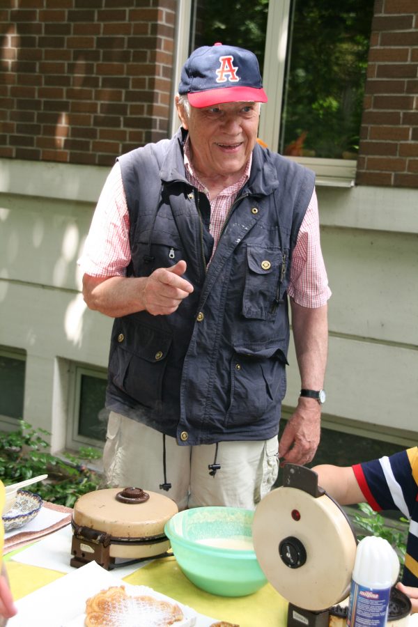 Dr. Ermert beim Waffelbacken