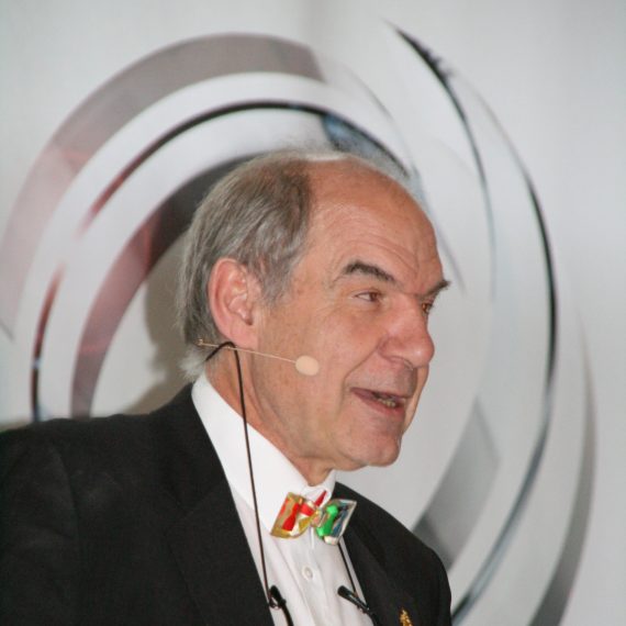 Dr. Helmut Peters mit einer bunten Fliege.